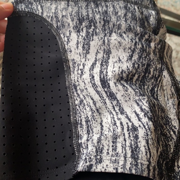 Lululemon Shorts Size 2 - Picture 3 of 3